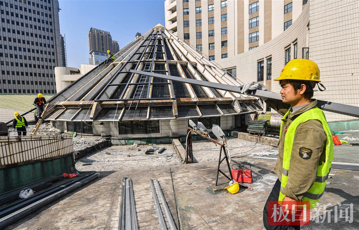 24米高空作業(yè)忙,武漢圖書館錐形玻璃頂即將煥新