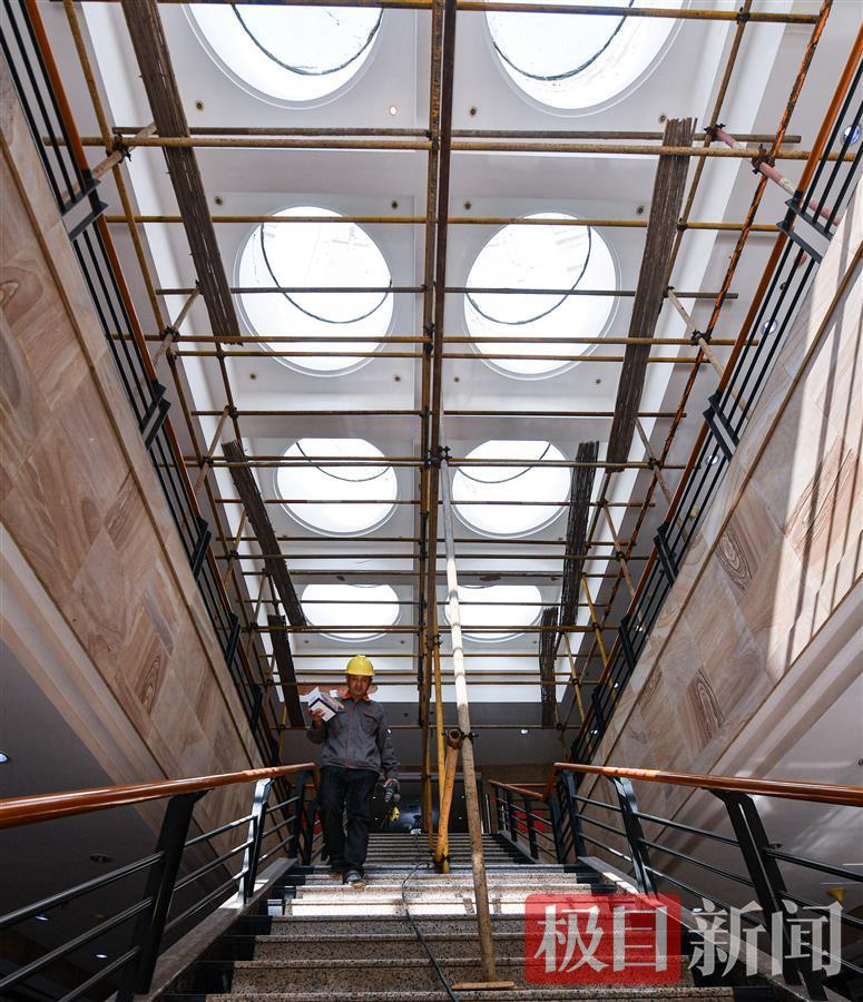 24米高空作業(yè)忙,武漢圖書館錐形玻璃頂即將煥新