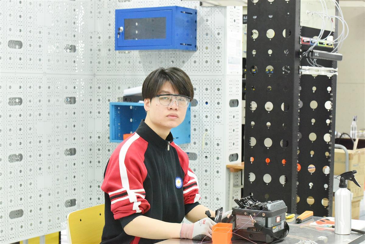 勤學(xué)苦練技能過人 一高中生獲評“武漢市技術(shù)能手”