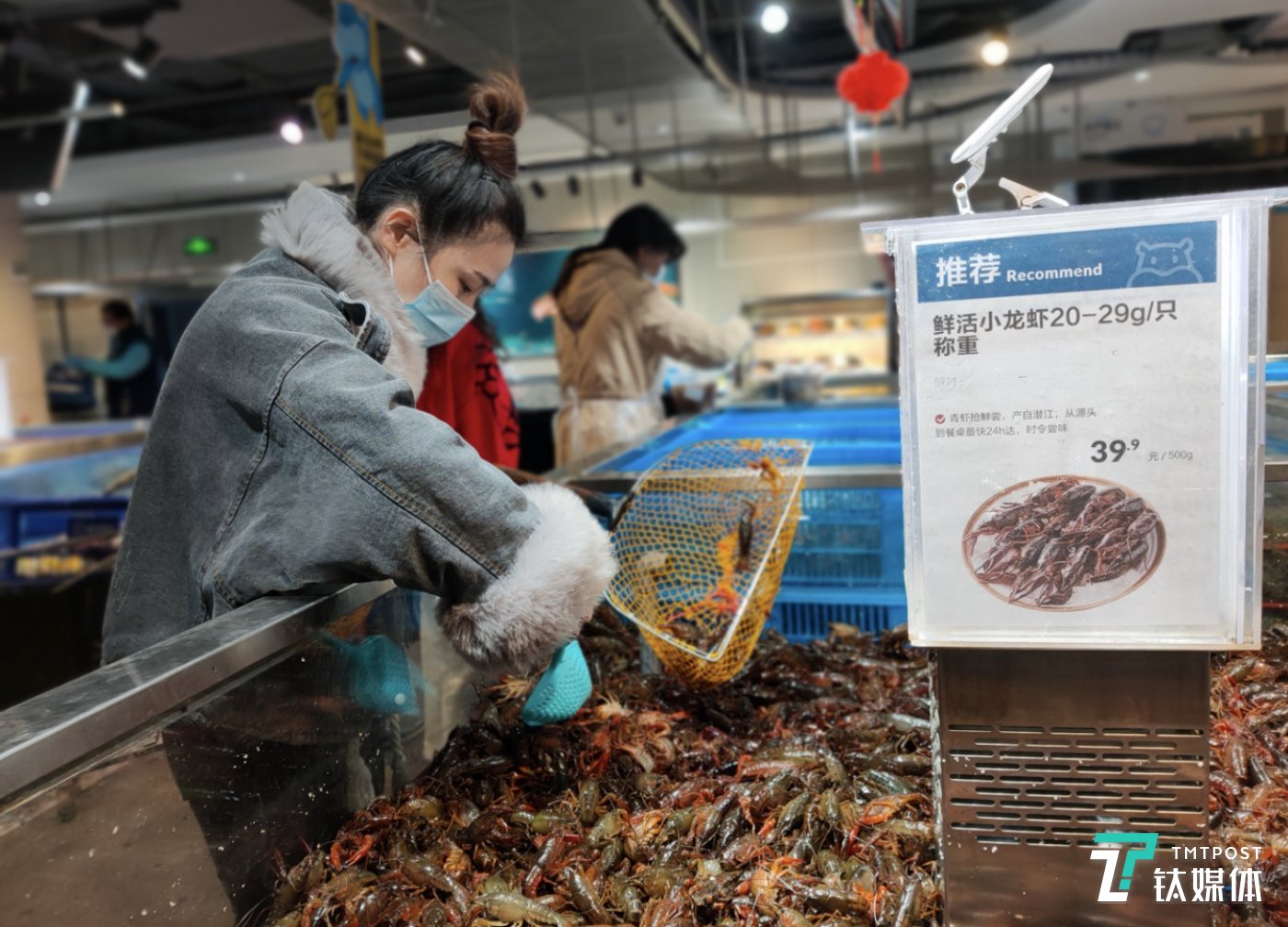 消費(fèi)者在選購(gòu)小龍蝦